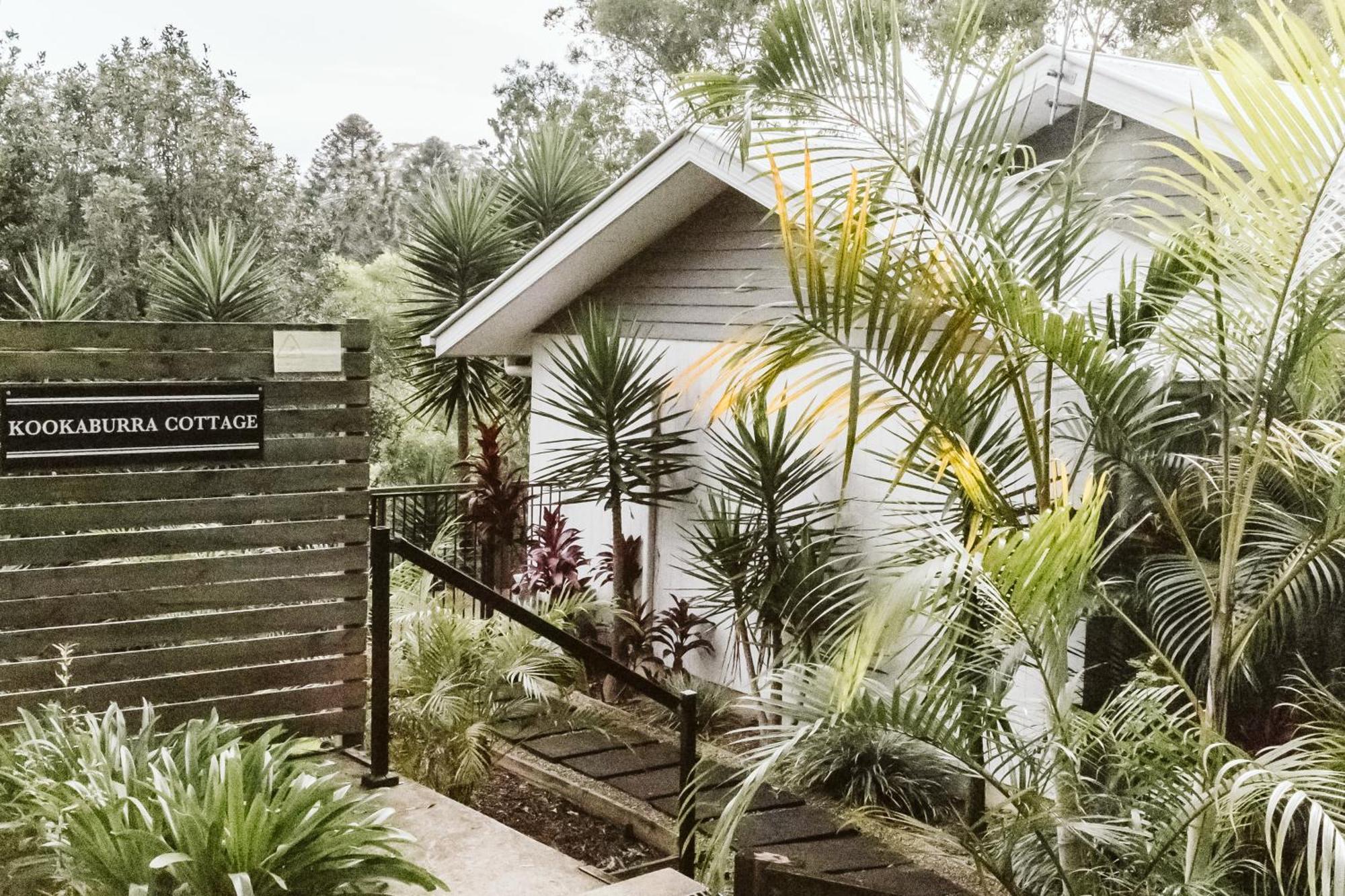 "On Burgum Pond" Cottages Maleny Room photo