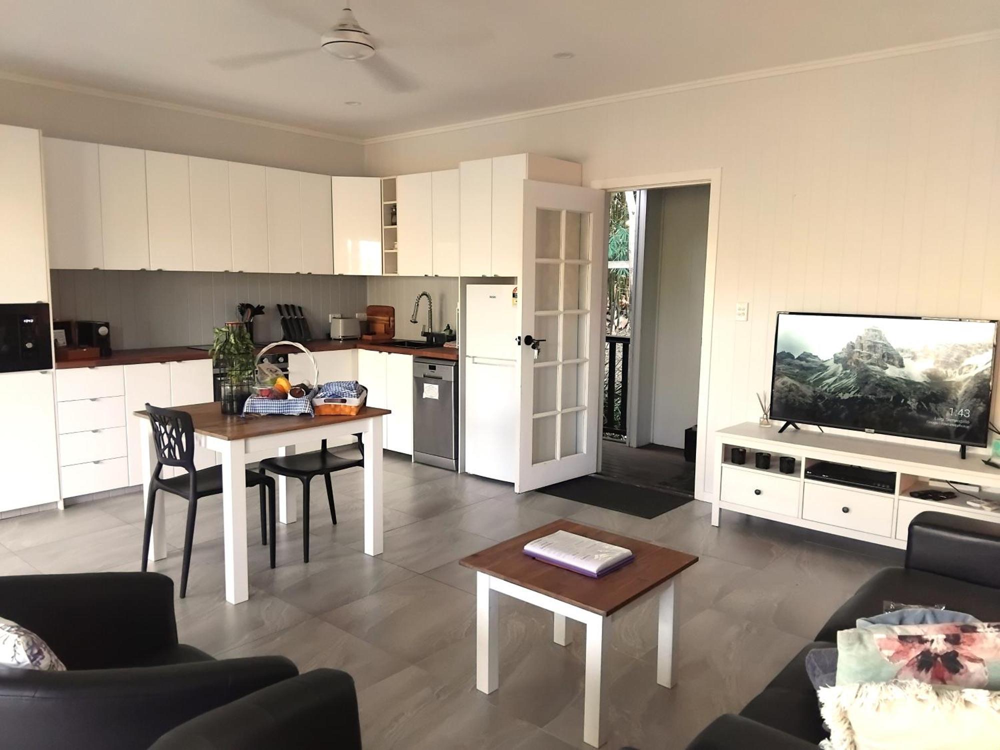 "On Burgum Pond" Cottages Maleny Room photo